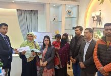 আনোয়ারায় সড়কের পাশ থেকে উদ্ধার হওয়া দুই শিশুর দায়িত্ব নিলেন চট্টগ্রামের ডিসি