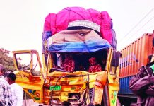 চলন্ত লরির পেছনে ধাক্কা, প্রাণ গেল ট্রাকচালকের