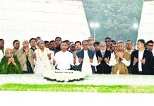 ১৮ বছর পর বাবার কবরের পাশে তারেক