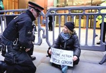 লন্ডনে ফিলিস্তিনের পক্ষে আন্দোলন থেকে গ্রেটা থুনবার্গ গ্রেপ্তার