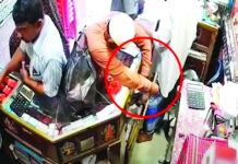 কর্মচারীর চোখ ফাঁকি দিয়ে স্বর্ণের দোকানে চুরি