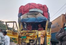 সীতাকুণ্ডে লরির ধাক্কায় ট্রাক চালকের মৃত্যু