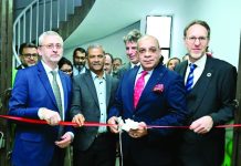 এটি প্রাতিষ্ঠানিক ও ঐতিহাসিক সন্ধিক্ষণ