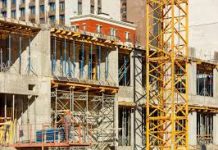 চলাচলের পথে ভবন নির্মাণ