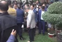 বিমানবন্দর থেকে বেরিয়ে নিলেন দেশের মাটির স্পর্শ