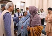 প্রধান উপদেষ্টার সঙ্গে হাদির পরিবারের সাক্ষাৎ