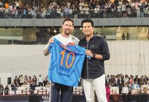 একে অন্যকে উপহার দিলেন মেসি-টেন্ডুলকার