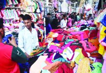 শীতের কাপড় কিনতে মার্কেট ও ফুটপাতে ক্রেতাদের ভিড়