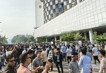 বিটিআরসির সামনে সড়ক আটকে বিক্ষোভ মোবাইল ব্যবসায়ীদের