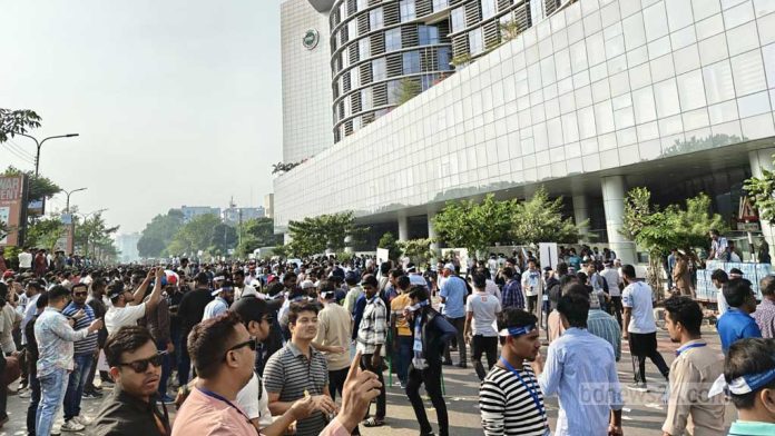 mobile-businessmen-protest