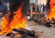 ময়মনসিংহে বিএনপির প্রার্থী পরিবর্তনের দাবিতে রেলপথে আগুন