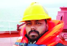 জাহাজটিকে কূলে আনতে গিয়ে ঝুঁকিতে প্লাবন