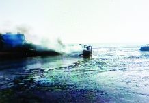 কুমিরায় বাল্কহেড ও ড্রেজারে আগুন দিল বিক্ষুব্ধ জনতা