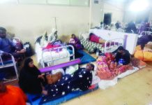 ওয়ার্ডের মেঝেতে চলছে হৃদরোগীর চিকিৎসা