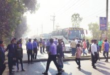 সাতকানিয়ায় বাসের ধাক্কায় স্কুল ছাত্রী আহত, মহাসড়ক অবরোধ