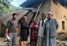 সাতকানিয়ায় অসহায় মহিলার মাটির ভাঙা ঘর নির্মাণে আর্থিক সহায়তা