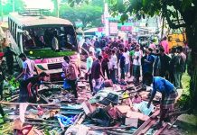 বেপরোয়া বাস নিয়ন্ত্রণ হারিয়ে ঢুকে পড়ল দোকানে