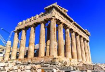 হাজার বছর ধরে দাঁড়িয়ে থাকা অ্যাক্রপলিস