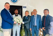 রাষ্ট্রদূত ব্রেন্ট টি ক্রিস্টেনসেনের প্রিমিয়ার ভার্সিটির আমেরিকান কর্নার পরিদর্শন