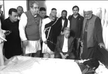 পতেঙ্গায় অসুস্থ বিএনপি কর্মীর শয্যাপাশে আমীর খসরু