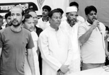 ইপিজেডে ধানের শীষের প্রার্থীর পক্ষে লিফলেট বিতরণ