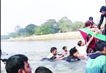 ডুবে থাকা ড্রেজারের সঙ্গে ধাক্কা, ডুবল যাত্রীবাহী বোট