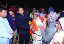 গভীর রাতে জেলেপল্লীতে শীতার্তদের পাশে জেলা প্রশাসক