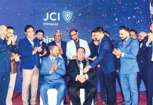 জেসিআই চট্টগ্রামের নতুন নেতৃত্বের হাতে দায়িত্বের চেইন হস্তান্তর