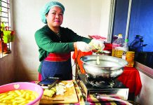 খাগড়াছড়িতে কলার চিপসে লাকী চাকমার সফলতা