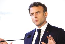 কিশোর বয়সীদের সামাজিক মাধ্যম ব্যবহার বন্ধ করতে চান মাক্রোঁ