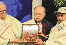 কবিতার পরিমাপ তার রহস্যে, তার লাবণ্যে এবং তার জাদুতে