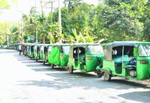 টেক্সি নিয়ে ঘণ্টার পর ঘণ্টা লাইনে, মিলছে না এলপিজি