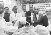 রাউজান ক্লাবের দুস্থদের মাঝে কম্বল বিতরণ