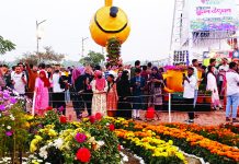 ‘ফুল দেখতে এসে শুধু মানুষ দেখলাম’