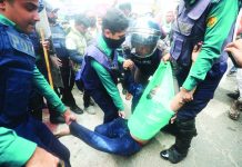 কারওয়ানবাজারে পুলিশের সঙ্গে মোবাইল ব্যবসায়ীদের ধাওয়া-পাল্টা ধাওয়া