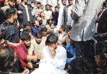 পিঠা উৎসবে গিয়ে ‘হেনস্তার শিকার’ পাটওয়ারী, রাস্তায় বসে প্রতিবাদ