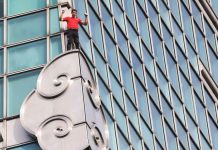 রশি ছাড়াই তাইওয়ানের ১০১ তলা ভবনের চূড়ায় মার্কিন পর্বতারোহী