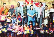 নিষ্পাপ সমন্বিত স্কুলে বই বিতরণ