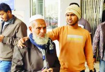 জাপটে ধরে কোটের পকেট থেকে টাকা ছিনতাই