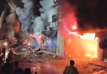 করাচিতে শপিং মলে আগুনে নিহত ৬, আহত ২০