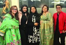 দেশে এলেন নব্বই দশকের মডেল রিয়া