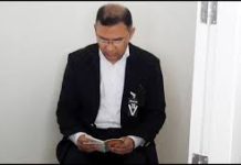 মায়ের কফিনের পাশে বসে কোরআন তেলাওয়াত তারেকের