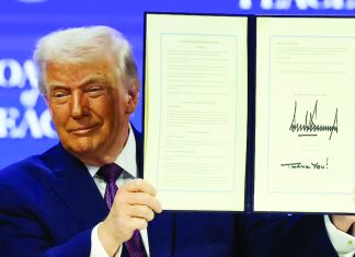 গাজা শান্তি পর্ষদের যাত্রা শুরু, সনদে স্বাক্ষর করলেন ট্রাম্প