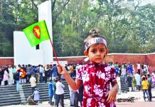 শহীদ মিনারে মানুষের ঢল