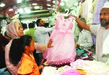 ক্রেতার অপেক্ষায় ব্যবসায়ীরা