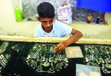 পোশাকে বাহারি নকশা তৈরিতে ব্যস্ত জারদৌসি কারিগররা