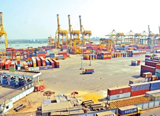 কর্মবিরতিতে দিনভর বন্দর অচল, গভীর রাতে কর্মসূচি স্থগিত