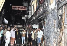 টেরীবাজারে শপিং মলের সাইনবোর্ডে আগুন