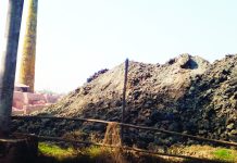 রাতের আঁধারে কৃষি জমির মাটি যাচ্ছে ইটভাটায়