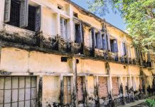 জরাজীর্ণ হোস্টেলে ঝুঁকিপূর্ণ বসবাস